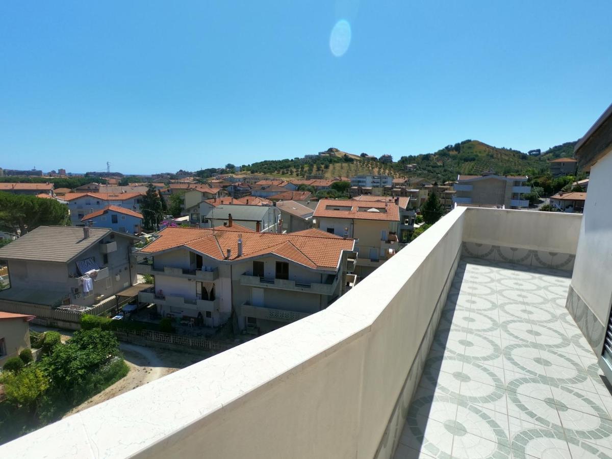 Montesilvano MarinaAttico Petfriendly Con Terrazzo, Via Del Borgoアパートメント エクステリア 写真