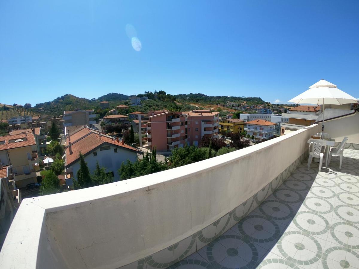 Montesilvano MarinaAttico Petfriendly Con Terrazzo, Via Del Borgoアパートメント エクステリア 写真