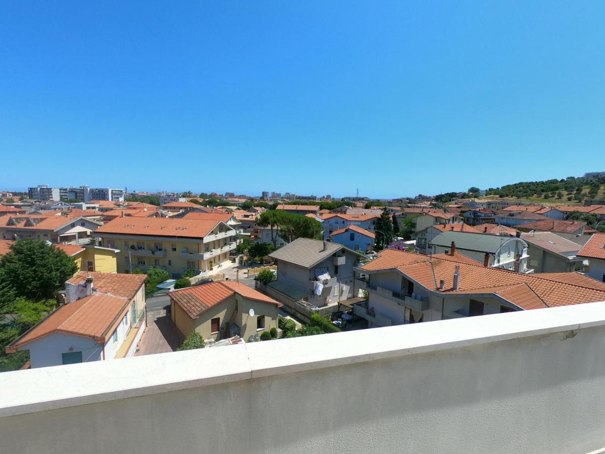 Montesilvano MarinaAttico Petfriendly Con Terrazzo, Via Del Borgoアパートメント エクステリア 写真