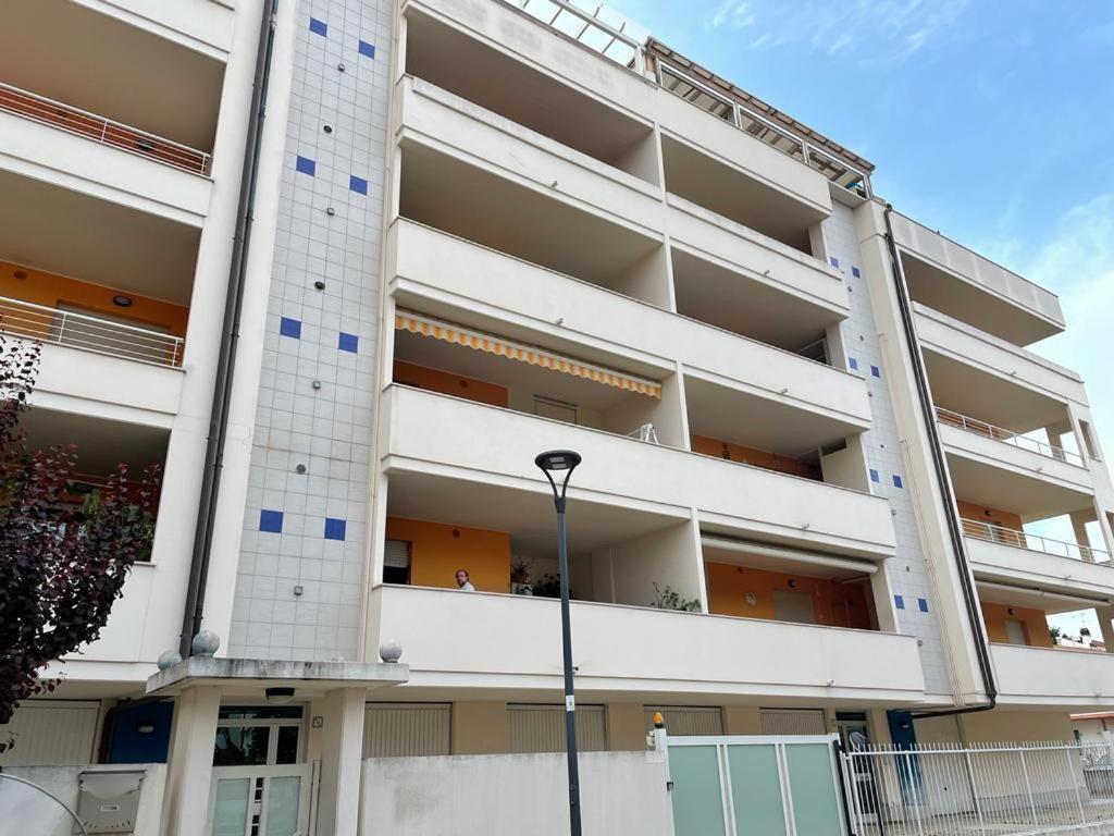 Montesilvano MarinaAttico Petfriendly Con Terrazzo, Via Del Borgoアパートメント エクステリア 写真
