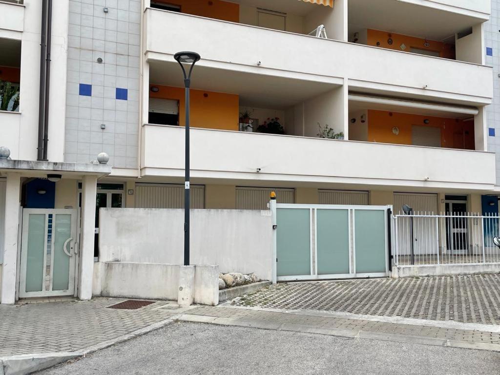 Montesilvano MarinaAttico Petfriendly Con Terrazzo, Via Del Borgoアパートメント エクステリア 写真
